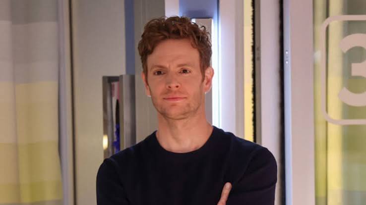 Amerikan televizyon dünyasında özellikle uzun soluklu karakter performanslarıyla öne çıkan Nick Gehlfuss, tiyatro eğitiminden gelen ve kariyerini hem sahnede hem de kamera karşısında geliştiren başarılı oyunculardan biridir. İzleyicilerin büyük bölümünün onu tanımasını sağlayan rol ise kuşkusuz Chicago Med dizisindeki Dr. Will Halstead karakteridir.