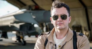 Hollywood filmlerinde izleyicilerin dikkatini genellikle oyuncular, yönetmenler ve senaristler çeker. Oysa özellikle aksiyon, macera ve bilimkurgu yapımlarında perde arkasında çalışan çok sayıda uzman, filmlerin görsel dünyasının oluşmasında önemli görevler üstlenir. Ben Skorstad da bu isimlerden biridir. Helikopter pilotluğu ve hava operasyonları alanındaki çalışmalarıyla sinema sektöründe yer alan Skorstad, çok sayıda büyük yapımın teknik ekiplerinde görev yapmıştır.