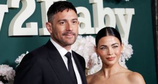 Amerikalı oyuncu, şarkıcı ve sahne sanatçısı Steve Kazee, özellikle Broadway'deki başarılı performanslarıyla tanınan, televizyon dünyasında da farklı karakterlerle izleyici karşısına çıkan çok yönlü bir sanatçıdır. Sinema ve televizyon projelerinde çeşitli roller üstlenmesine rağmen Kazee'nin kariyerinin merkezinde tiyatro bulunur. Özellikle Once müzikalindeki performansı, sanatçının adını geniş kitlelere duyuran en önemli çalışmalarından biri olmuştur.