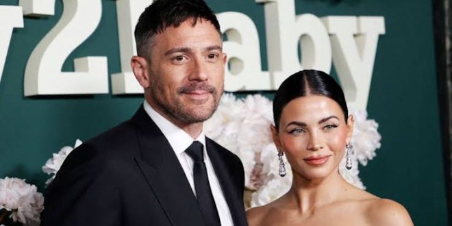 Amerikalı oyuncu, şarkıcı ve sahne sanatçısı Steve Kazee, özellikle Broadway'deki başarılı performanslarıyla tanınan, televizyon dünyasında da farklı karakterlerle izleyici karşısına çıkan çok yönlü bir sanatçıdır. Sinema ve televizyon projelerinde çeşitli roller üstlenmesine rağmen Kazee'nin kariyerinin merkezinde tiyatro bulunur. Özellikle Once müzikalindeki performansı, sanatçının adını geniş kitlelere duyuran en önemli çalışmalarından biri olmuştur.
