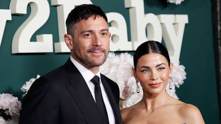 Amerikalı oyuncu, şarkıcı ve sahne sanatçısı Steve Kazee, özellikle Broadway'deki başarılı performanslarıyla tanınan, televizyon dünyasında da farklı karakterlerle izleyici karşısına çıkan çok yönlü bir sanatçıdır. Sinema ve televizyon projelerinde çeşitli roller üstlenmesine rağmen Kazee'nin kariyerinin merkezinde tiyatro bulunur. Özellikle Once müzikalindeki performansı, sanatçının adını geniş kitlelere duyuran en önemli çalışmalarından biri olmuştur.