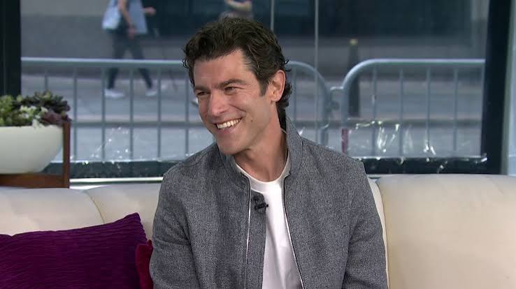 Televizyon komedilerinin sevilen yüzlerinden biri olan Max Greenfield, özellikle New Girl dizisinde canlandırdığı Schmidt karakteriyle geniş bir hayran kitlesine ulaşan Amerikalı oyuncudur. Kariyerine küçük televizyon rolleriyle başlayan Greenfield, yıllar içerisinde komedi, drama ve seslendirme gibi farklı alanlarda kendisini göstererek Hollywood'un tanınan isimleri arasında yer aldı.
