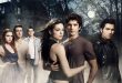 Teen Wolf, 2011 yılında MTV ekranlarında izleyiciyle buluşan, gençlik draması ile fantastik ve korku unsurlarını bir araya getiren Amerikan yapımı bir televizyon dizisidir. 1985 tarihli aynı adlı filmden esinlenen yapım, önceki filmin komedi ağırlıklı yaklaşımından farklı olarak daha karanlık, gizemli ve dramatik bir atmosfer kurar. Dizinin merkezinde lise öğrencisi Scott McCall'ın hayatında meydana gelen sıra dışı değişimler yer alırken, hikâye ilerledikçe arkadaşlık, aile, aşk, sadakat, korku ve kimlik arayışı gibi temalar da ön plana çıkar.