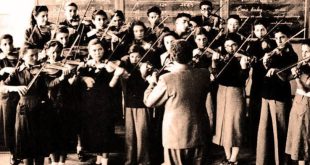 Türkiye Cumhuriyeti'nin eğitim tarihinde özel bir yere sahip olan Köy Enstitüleri, özellikle kırsal bölgelerde yaşayan çocukların eğitim imkanlarını artırmak ve köylerde görev yapacak öğretmenleri yetiştirmek amacıyla oluşturulan özgün bir eğitim modelidir. 1940 yılında yasal olarak hayata geçirilen bu kurumlar, yalnızca öğretmen yetiştiren okullar olarak değil; tarım, teknik beceriler, sanat, edebiyat ve kültür alanlarını bir araya getiren çok yönlü eğitim merkezleri olarak tasarlanmıştır.
