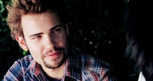 Charlie Brumbly, uzun yıllara yayılan sanat kariyeri boyunca televizyon, sinema, tiyatro ve sahne prodüksiyonlarında görev yapan Amerikalı bir oyuncudur. Oyunculuğun yanı sıra yapımcılık ve sahne yönetimi gibi alanlarda da çalışmalar gerçekleştiren Brumbly, farklı türlerdeki yapımlarda üstlendiği rollerle tanınmaktadır.