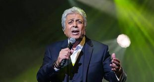 Fransızca müzik dünyasında uzun yıllara yayılan kariyeriyle özel bir yere sahip olan Enrico Macias, Akdeniz kültürünü, Kuzey Afrika müziğini ve Fransız chanson geleneğini aynı potada buluşturan sanatçılardan biridir. Gerçek adı Gaston Ghrenassia olan sanatçı, 11 Aralık 1938'de Cezayir'in Konstantin kentinde doğdu. Çocukluk yıllarından itibaren müzikle iç içe yaşayan Macias, ilerleyen dönemde yalnızca Fransa'nın değil, farklı kıtalardaki dinleyicilerin de tanıdığı bir şarkıcı haline geldi.