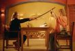Quentin Tarantino’nun sinema anlayışını en belirgin biçimde ortaya koyduğu yapımlardan biri olan Kill Bill: Volume 2, 2004 yılında izleyiciyle buluşan ve Kill Bill hikâyesini tamamlayan dövüş sanatları filmidir. Başrolünde Uma Thurman’ın yer aldığı yapım, ilk filmin yüksek tempolu aksiyon anlayışından farklı olarak karakter gelişimine, geçmiş hesaplaşmalarına ve diyaloglara daha fazla alan açar. Bu yönüyle Kill Bill: Volume 2, yalnızca bir aksiyon filmi değil, aynı zamanda intikam, aşk, kayıp, kimlik ve geçmişle yüzleşme üzerine kurulmuş bir karakter anlatısıdır.