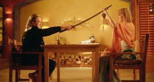 Quentin Tarantino’nun sinema anlayışını en belirgin biçimde ortaya koyduğu yapımlardan biri olan Kill Bill: Volume 2, 2004 yılında izleyiciyle buluşan ve Kill Bill hikâyesini tamamlayan dövüş sanatları filmidir. Başrolünde Uma Thurman’ın yer aldığı yapım, ilk filmin yüksek tempolu aksiyon anlayışından farklı olarak karakter gelişimine, geçmiş hesaplaşmalarına ve diyaloglara daha fazla alan açar. Bu yönüyle Kill Bill: Volume 2, yalnızca bir aksiyon filmi değil, aynı zamanda intikam, aşk, kayıp, kimlik ve geçmişle yüzleşme üzerine kurulmuş bir karakter anlatısıdır.