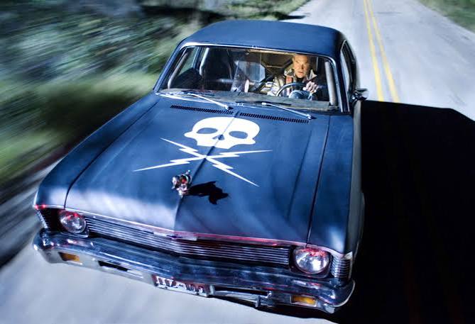 Ölüm Geçirmez (Death Proof), Quentin Tarantino’nun senaryosunu yazıp yönettiği, 2007 yılında vizyona giren ABD yapımı aksiyon ve gerilim filmidir. Özgün adı Death Proof olan yapım; otomobiller, kadın karakterler, kara mizah, istismar sineması estetiği ve 1970’li yılların aksiyon filmlerine duyulan nostaljiyi aynı potada buluşturur. Tarantino’nun filmografisi içinde kendine özgü bir yere sahip olan yapım, klasik bir aksiyon filmi beklentisinden ziyade yönetmenin sinema tarihine yaptığı göndermeleri keşfetmeye yönelik bir deneyim sunar.