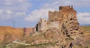 Alamut Kalesi, İran'ın tarihindeki en gizemli ve dikkat çekici yapılardan biri olarak bilinir. Özellikle Hasan Sabbah, Nizârî İsmâilîler ve Orta Çağ'daki siyasi mücadelelerle birlikte anılan kale, yüzyıllar boyunca farklı anlatıların merkezinde yer almıştır. Sarplıklarla çevrili dağlık konumu, savunmaya elverişli yapısı ve yaklaşık iki yüzyıl boyunca Nizârî İsmâilî hareketinin önemli merkezlerinden biri olması, Alamut'u yalnızca bir askeri yapı olmaktan çıkararak tarihsel bir sembole dönüştürmüştür.