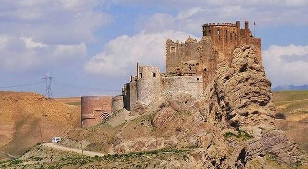 Alamut Kalesi, İran'ın tarihindeki en gizemli ve dikkat çekici yapılardan biri olarak bilinir. Özellikle Hasan Sabbah, Nizârî İsmâilîler ve Orta Çağ'daki siyasi mücadelelerle birlikte anılan kale, yüzyıllar boyunca farklı anlatıların merkezinde yer almıştır. Sarplıklarla çevrili dağlık konumu, savunmaya elverişli yapısı ve yaklaşık iki yüzyıl boyunca Nizârî İsmâilî hareketinin önemli merkezlerinden biri olması, Alamut'u yalnızca bir askeri yapı olmaktan çıkararak tarihsel bir sembole dönüştürmüştür.