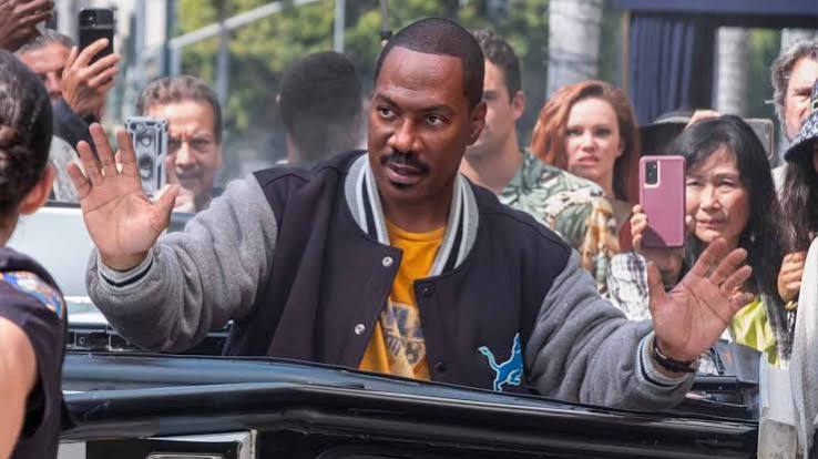 Eddie Murphy, Amerikan komedisinin en tanınmış isimleri arasında yer alan, oyunculuğunun yanı sıra senaristlik, yapımcılık, yönetmenlik ve müzik çalışmalarıyla da dikkat çeken çok yönlü bir sanatçıdır. Genç yaşta sahneye çıkan Murphy, kısa sürede televizyon dünyasının ardından Hollywood'un merkezine ulaşmayı başardı.