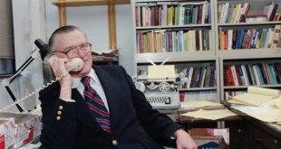 Ekonomi denildiğinde akla çoğu zaman piyasalar, fiyatlar, tüketiciler, şirketler ve üretim gelir. Ancak James McGill Buchanan Jr., ekonominin yalnızca piyasadaki alışverişlerden ibaret olmadığını savunan ve dikkatini devletin karar alma mekanizmalarına yönelten önemli iktisatçılardan biridir. Buchanan'ın geliştirdiği yaklaşım, insanların ekonomik alanda gösterdikleri davranışların siyasi alanda da analiz edilebileceği fikri üzerine kuruluydu.