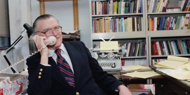 Ekonomi denildiğinde akla çoğu zaman piyasalar, fiyatlar, tüketiciler, şirketler ve üretim gelir. Ancak James McGill Buchanan Jr., ekonominin yalnızca piyasadaki alışverişlerden ibaret olmadığını savunan ve dikkatini devletin karar alma mekanizmalarına yönelten önemli iktisatçılardan biridir. Buchanan'ın geliştirdiği yaklaşım, insanların ekonomik alanda gösterdikleri davranışların siyasi alanda da analiz edilebileceği fikri üzerine kuruluydu.