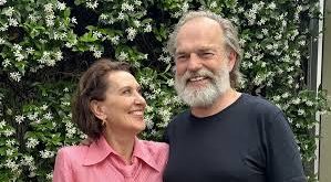 Sinema dünyasında bazı oyuncular, canlandırdıkları karakterlerin ötesine geçerek filmlerin hafızalarda kalmasını sağlayan isimlere dönüşür. Hugo Weaving de bu oyunculardan biridir. Özellikle The Matrix serisindeki Ajan Smith, Yüzüklerin Efendisi üçlemesindeki Elrond ve V for Vendetta filmindeki V karakterleriyle uluslararası üne kavuşan Avustralyalı oyuncu, kariyeri boyunca birbirinden farklı türlerde yapımlarda rol almıştır.