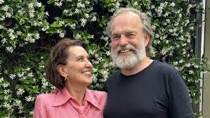Sinema dünyasında bazı oyuncular, canlandırdıkları karakterlerin ötesine geçerek filmlerin hafızalarda kalmasını sağlayan isimlere dönüşür. Hugo Weaving de bu oyunculardan biridir. Özellikle The Matrix serisindeki Ajan Smith, Yüzüklerin Efendisi üçlemesindeki Elrond ve V for Vendetta filmindeki V karakterleriyle uluslararası üne kavuşan Avustralyalı oyuncu, kariyeri boyunca birbirinden farklı türlerde yapımlarda rol almıştır.