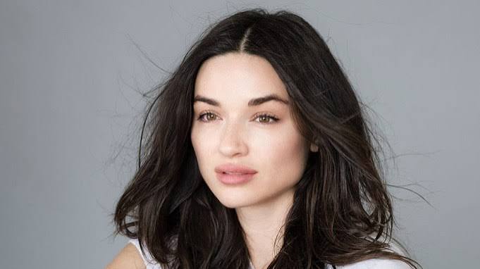 Crystal Reed, özellikle gençlik ve fantastik drama türündeki Teen Wolf dizisinde canlandırdığı Allison Argent karakteriyle dünya çapında tanınan Amerikalı oyuncudur. Kariyerinin ilerleyen dönemlerinde farklı türlerdeki yapımlarda rol alan Reed; korku, bilim kurgu, suç, drama ve komedi gibi birbirinden farklı alanlarda kendisini göstererek oyunculuk yelpazesini genişletmiştir.