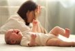 Postpartum depresyon, doğumdan sonra ortaya çıkabilen ve annenin duygu durumunu, düşüncelerini, davranışlarını ve günlük yaşamını etkileyebilen önemli bir ruhsal sağlık sorunudur. Halk arasında doğum sonrası depresyon olarak da bilinen postpartum depresyon, yalnızca anneliğin getirdiği yorgunluk veya geçici duygusal dalgalanmalarla açıklanamayacak kadar ciddi olabilir.