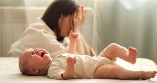 Postpartum depresyon, doğumdan sonra ortaya çıkabilen ve annenin duygu durumunu, düşüncelerini, davranışlarını ve günlük yaşamını etkileyebilen önemli bir ruhsal sağlık sorunudur. Halk arasında doğum sonrası depresyon olarak da bilinen postpartum depresyon, yalnızca anneliğin getirdiği yorgunluk veya geçici duygusal dalgalanmalarla açıklanamayacak kadar ciddi olabilir.