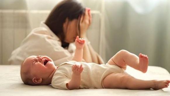 Postpartum depresyon, doğumdan sonra ortaya çıkabilen ve annenin duygu durumunu, düşüncelerini, davranışlarını ve günlük yaşamını etkileyebilen önemli bir ruhsal sağlık sorunudur. Halk arasında doğum sonrası depresyon olarak da bilinen postpartum depresyon, yalnızca anneliğin getirdiği yorgunluk veya geçici duygusal dalgalanmalarla açıklanamayacak kadar ciddi olabilir.
