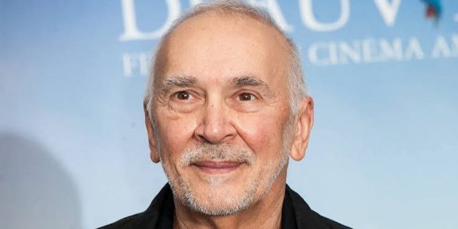 Frank Langella, oyunculuk kariyerini yalnızca kamera karşısındaki performanslarıyla değil, tiyatro sahnesindeki güçlü varlığıyla da şekillendiren Amerikalı sanatçılardan biridir. Uzun yıllara yayılan kariyeri boyunca korku sinemasının unutulmaz karakterlerinden dramatik ve gerçek kişiliklere kadar birbirinden farklı rolleri başarıyla canlandırmıştır. Dracula, Richard Nixon, Sherlock Holmes ve çeşitli politik ya da otoriter karakterler, onun geniş oyunculuk yelpazesinin farklı örneklerini oluşturur.