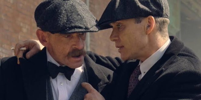 İngiliz televizyon tarihinin son yıllarda en dikkat çekici yapımlarından biri olan Peaky Blinders, 2013 yılında izleyiciyle buluşan ve kısa sürede dünya çapında geniş bir hayran kitlesine ulaşan dönem dramalarından biridir. Steven Knight tarafından yaratılan yapım, Birmingham'ın savaş sonrası atmosferinde yükselen Shelby ailesinin hikâyesini merkezine alır.