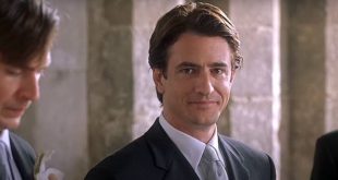 Hollywood'da uzun soluklu kariyerleriyle öne çıkan bazı oyuncular, yıllar içerisinde yalnızca tek bir rolle değil, birbirinden farklı karakterlerle izleyicilerin hafızasında yer edinir. Dermot Mulroney de bu isimlerden biridir. Oyunculuğunun yanı sıra müzikle ilgilenmesi ve yönetmenlik deneyimi yaşaması, onu çok yönlü bir sanatçı haline getirmiştir.