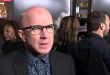 Hollywood'da bazı oyuncular vardır; isimleri gişeyi tek başına belirlemese de yer aldıkları yapımlara güçlü bir karakter duygusu kazandırırlar. Arliss Howard da bu oyunculardan biridir. Kariyeri boyunca başrollerin yanı sıra unutulmaz yardımcı karakterleri canlandıran Howard, sinema ve televizyonun yanı sıra tiyatroda da kendisini kanıtlamış çok yönlü bir sanatçıdır.