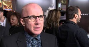Hollywood'da bazı oyuncular vardır; isimleri gişeyi tek başına belirlemese de yer aldıkları yapımlara güçlü bir karakter duygusu kazandırırlar. Arliss Howard da bu oyunculardan biridir. Kariyeri boyunca başrollerin yanı sıra unutulmaz yardımcı karakterleri canlandıran Howard, sinema ve televizyonun yanı sıra tiyatroda da kendisini kanıtlamış çok yönlü bir sanatçıdır.