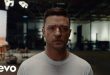 Justin Timberlake, çocuk yaşlarda başladığı eğlence dünyası kariyerini dünya çapında bir müzik kariyerine ve ardından sinema çalışmalarına dönüştüren çok yönlü Amerikalı sanatçılardan biridir. Şarkıcı, şarkı yazarı, dansçı, oyuncu ve prodüktör kimlikleriyle tanınan Timberlake, özellikle 2000'li yıllarda pop müziğin değişen yüzünü temsil eden isimlerden biri haline geldi.