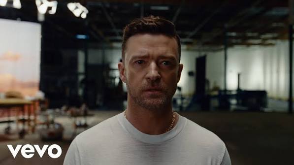 Justin Timberlake, çocuk yaşlarda başladığı eğlence dünyası kariyerini dünya çapında bir müzik kariyerine ve ardından sinema çalışmalarına dönüştüren çok yönlü Amerikalı sanatçılardan biridir. Şarkıcı, şarkı yazarı, dansçı, oyuncu ve prodüktör kimlikleriyle tanınan Timberlake, özellikle 2000'li yıllarda pop müziğin değişen yüzünü temsil eden isimlerden biri haline geldi.