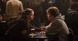 Sosyal Ağ (The Social Network), 2010 yılında vizyona giren, yönetmen koltuğunda David Fincher bulunan ve senaryosunu Aaron Sorkin’in kaleme aldığı biyografik dram filmidir. Başrollerini Jesse Eisenberg, Andrew Garfield, Justin Timberlake ve Armie Hammer paylaşır. Facebook’un kuruluş sürecinden yola çıkan film, yalnızca dünyanın en büyük sosyal medya platformlarından birinin ortaya çıkışını anlatmakla kalmaz; arkadaşlık, hırs, rekabet, başarı, ihanet ve güç gibi kavramları da modern çağın teknoloji dünyası üzerinden sorgular.