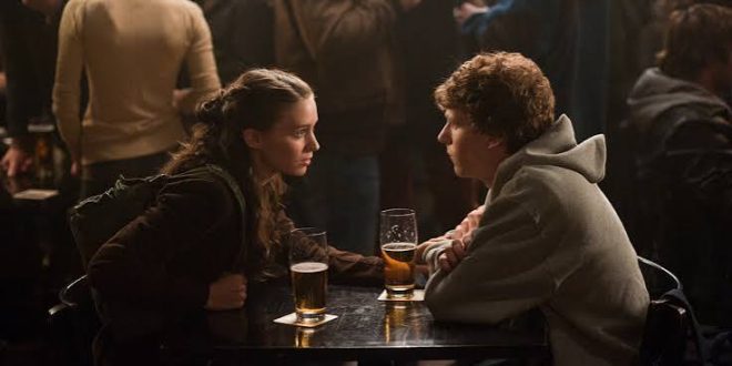 Sosyal Ağ (The Social Network), 2010 yılında vizyona giren, yönetmen koltuğunda David Fincher bulunan ve senaryosunu Aaron Sorkin’in kaleme aldığı biyografik dram filmidir. Başrollerini Jesse Eisenberg, Andrew Garfield, Justin Timberlake ve Armie Hammer paylaşır. Facebook’un kuruluş sürecinden yola çıkan film, yalnızca dünyanın en büyük sosyal medya platformlarından birinin ortaya çıkışını anlatmakla kalmaz; arkadaşlık, hırs, rekabet, başarı, ihanet ve güç gibi kavramları da modern çağın teknoloji dünyası üzerinden sorgular.