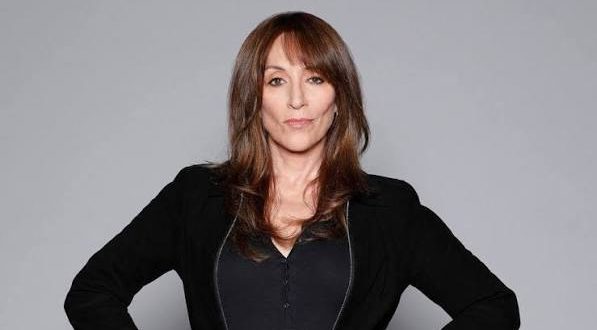 Amerikan televizyon ve sinemasının deneyimli isimlerinden Katey Sagal, hem oyunculuk hem de müzik alanındaki çalışmalarıyla uzun yıllardır dikkat çeken çok yönlü bir sanatçıdır. Özellikle “Married... with Children” dizisindeki Peggy Bundy karakteriyle geniş kitleler tarafından tanınan Sagal, kariyerinin ilerleyen dönemlerinde birbirinden farklı karakterlere hayat vererek oyunculuk yelpazesini genişletmiştir.