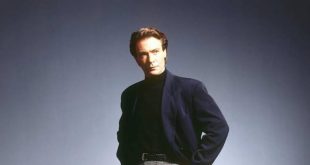 İngiliz oyuncu Robin Sachs, özellikle güçlü sesi, etkileyici sahne duruşu ve farklı türlerde canlandırdığı karakterlerle tanınan deneyimli bir sanatçıydı. Kariyerini yalnızca sinemayla sınırlamayan Sachs; tiyatro, televizyon, seslendirme ve video oyunlarında da önemli çalışmalara imza attı. Özellikle fantastik ve bilimkurgu yapımlarında üstlendiği roller, onun dünya çapında tanınmasını sağladı.