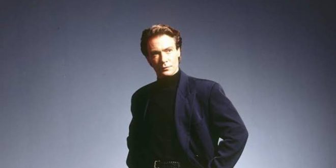 İngiliz oyuncu Robin Sachs, özellikle güçlü sesi, etkileyici sahne duruşu ve farklı türlerde canlandırdığı karakterlerle tanınan deneyimli bir sanatçıydı. Kariyerini yalnızca sinemayla sınırlamayan Sachs; tiyatro, televizyon, seslendirme ve video oyunlarında da önemli çalışmalara imza attı. Özellikle fantastik ve bilimkurgu yapımlarında üstlendiği roller, onun dünya çapında tanınmasını sağladı.