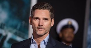 Eric Bana, Avustralya’dan çıkıp uluslararası sinemanın tanınan yüzlerinden biri haline gelen başarılı oyunculardan biridir. Hollywood’da özellikle aksiyon, dram, gerilim ve bilimkurgu türlerindeki yapımlarla öne çıkan Bana, kariyerinin ilk yıllarında ise bambaşka bir alanda, komedi dünyasında tanınmıştır.