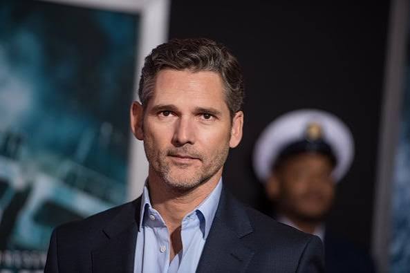 Eric Bana, Avustralya’dan çıkıp uluslararası sinemanın tanınan yüzlerinden biri haline gelen başarılı oyunculardan biridir. Hollywood’da özellikle aksiyon, dram, gerilim ve bilimkurgu türlerindeki yapımlarla öne çıkan Bana, kariyerinin ilk yıllarında ise bambaşka bir alanda, komedi dünyasında tanınmıştır.