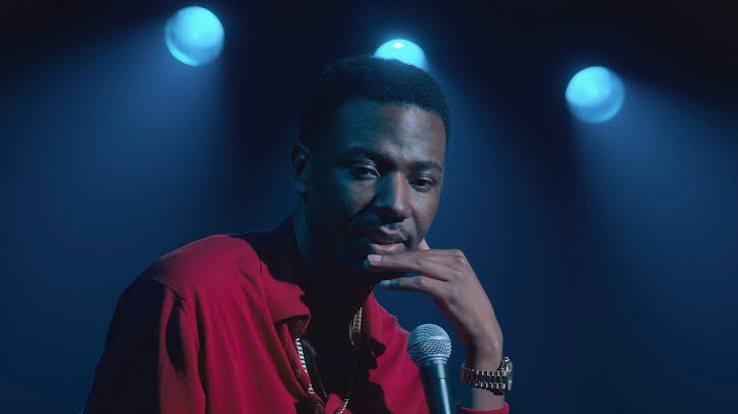 Amerikalı komedyen, oyuncu, senarist, yapımcı ve yönetmen Jerrod Carmichael, stand-up sahnesinden televizyona ve sinemaya uzanan kariyeriyle çağdaş Amerikan komedisinin tanınan isimleri arasında yer alıyor. Özellikle kişisel deneyimlerini mizahın merkezine taşıması, gündelik hayatın yanı sıra aile, ilişkiler ve kimlik gibi konuları açık bir dille ele alması, sanatçının kendine özgü anlatımının temel unsurlarından biri.