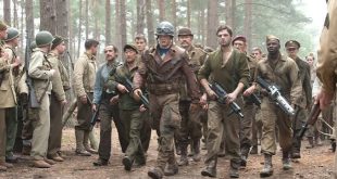 2011 yılında vizyona giren Kaptan Amerika: İlk Yenilmez, Marvel Sinematik Evreni’nin önemli yapı taşlarından biri olarak öne çıkan, II. Dünya Savaşı atmosferini süper kahraman sinemasıyla bir araya getiren bir yapımdır. Orijinal adı Captain America: The First Avenger olan film, Marvel Comics karakterlerinden Kaptan Amerika’nın sinemadaki köken hikâyesini anlatır. Yönetmen koltuğunda Joe Johnston bulunurken, başrolde Steve Rogers karakterine hayat veren Chris Evans yer alır.