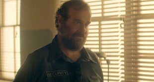Amerikalı oyuncu, komedyen ve seslendirme sanatçısı Eric Edelstein, Hollywood’da çoğunlukla yardımcı ve karakter rolleriyle tanınan, ancak çalışma alanı oldukça geniş bir sanatçıdır. Televizyon dizilerinden sinema filmlerine, animasyonlardan video oyunlarına kadar uzanan kariyeri boyunca çok sayıda farklı karakteri canlandırmıştır. Özellikle güçlü fiziksel görünümü, kendine özgü ses tonu ve komedi zamanlaması, onu karakter oyunculuğunda öne çıkaran özellikler arasında yer alır.