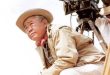 Sinema tarihinde bazı isimler kameranın arkasında görünmeden filmlerin nasıl algılandığını değiştirmiştir. James Wong Howe da bu isimlerin başında gelir. Yaklaşık yarım yüzyıla yayılan kariyerinde sessiz sinemadan renkli filmlere kadar farklı dönemlerde çalışan Howe, yalnızca başarılı bir görüntü yönetmeni olmakla kalmadı; ışığın, gölgenin, kamera hareketlerinin ve objektif kullanımının dramatik anlatımda ne kadar güçlü olabileceğini de ortaya koydu.