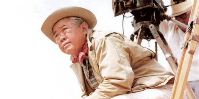 Sinema tarihinde bazı isimler kameranın arkasında görünmeden filmlerin nasıl algılandığını değiştirmiştir. James Wong Howe da bu isimlerin başında gelir. Yaklaşık yarım yüzyıla yayılan kariyerinde sessiz sinemadan renkli filmlere kadar farklı dönemlerde çalışan Howe, yalnızca başarılı bir görüntü yönetmeni olmakla kalmadı; ışığın, gölgenin, kamera hareketlerinin ve objektif kullanımının dramatik anlatımda ne kadar güçlü olabileceğini de ortaya koydu.