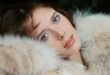 Sylvia Kristel, 1970'li yıllarda Avrupa sinemasının uluslararası alanda tanınan oyuncularından biri haline gelen Hollandalı aktris ve modeldir. Özellikle 1974 yılında vizyona giren Emmanuelle filmiyle dünya çapında büyük bir şöhrete ulaşan Kristel, sinema kariyeri boyunca farklı ülkelerde ve çeşitli türlerde yapımlarda rol aldı. Bir dönemin popüler kültüründe önemli bir yere sahip olan oyuncu, yalnızca kamera önündeki çalışmalarıyla değil; modellik, yazarlık, resim ve yönetmenlik alanlarındaki faaliyetleriyle de dikkat çekti.
