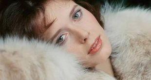 Sylvia Kristel, 1970'li yıllarda Avrupa sinemasının uluslararası alanda tanınan oyuncularından biri haline gelen Hollandalı aktris ve modeldir. Özellikle 1974 yılında vizyona giren Emmanuelle filmiyle dünya çapında büyük bir şöhrete ulaşan Kristel, sinema kariyeri boyunca farklı ülkelerde ve çeşitli türlerde yapımlarda rol aldı. Bir dönemin popüler kültüründe önemli bir yere sahip olan oyuncu, yalnızca kamera önündeki çalışmalarıyla değil; modellik, yazarlık, resim ve yönetmenlik alanlarındaki faaliyetleriyle de dikkat çekti.