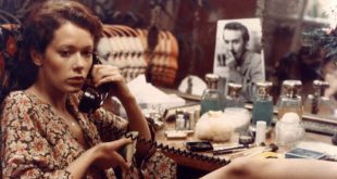 Erotik edebiyat denildiğinde dünya çapında adı en çok duyulan yazarlardan biri Emmanuelle Arsandır. Özellikle 1950'lerin sonlarında yayımlanan Emmanuelle romanı, yazarını uluslararası ölçekte tanınan bir edebiyat figürüne dönüştürürken, aynı zamanda sinema dünyasında uzun yıllar yaşayacak bir karakterin ortaya çıkmasını sağladı. Romanın 1974 yılında Just Jaeckin tarafından beyazperdeye aktarılması ve Sylvia Kristel'in Emmanuelle karakterini canlandırması, bu edebî çalışmanın popüler kültürdeki etkisini daha da büyüttü.