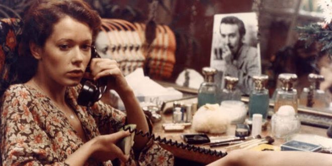 Erotik edebiyat denildiğinde dünya çapında adı en çok duyulan yazarlardan biri Emmanuelle Arsandır. Özellikle 1950'lerin sonlarında yayımlanan Emmanuelle romanı, yazarını uluslararası ölçekte tanınan bir edebiyat figürüne dönüştürürken, aynı zamanda sinema dünyasında uzun yıllar yaşayacak bir karakterin ortaya çıkmasını sağladı. Romanın 1974 yılında Just Jaeckin tarafından beyazperdeye aktarılması ve Sylvia Kristel'in Emmanuelle karakterini canlandırması, bu edebî çalışmanın popüler kültürdeki etkisini daha da büyüttü.