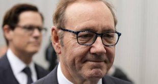 Kevin Spacey, sinema tarihinin özellikle 1990'lı yıllarından itibaren dikkat çeken Amerikalı oyuncularından biridir. Tiyatro sahnesinde başladığı kariyerini Hollywood'a taşıyan sanatçı; Olağan Şüpheliler (The Usual Suspects), Amerikan Güzeli (American Beauty), L.A. Confidential, Se7en ve House of Cards gibi önemli yapımlarda üstlendiği rollerle dünya çapında tanındı.