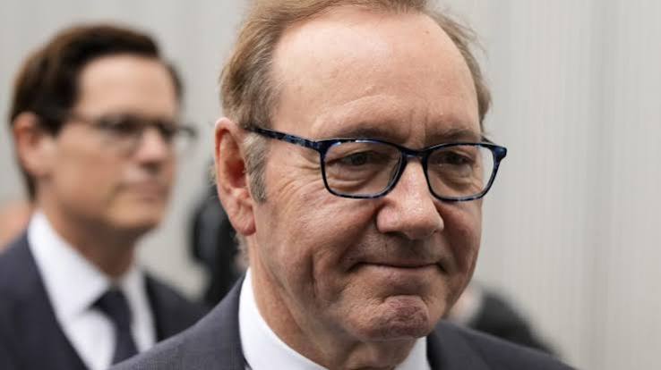 Kevin Spacey, sinema tarihinin özellikle 1990'lı yıllarından itibaren dikkat çeken Amerikalı oyuncularından biridir. Tiyatro sahnesinde başladığı kariyerini Hollywood'a taşıyan sanatçı; Olağan Şüpheliler (The Usual Suspects), Amerikan Güzeli (American Beauty), L.A. Confidential, Se7en ve House of Cards gibi önemli yapımlarda üstlendiği rollerle dünya çapında tanındı.