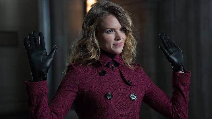 Televizyon dünyasında özellikle Gotham dizisindeki Barbara Kean karakteriyle tanınan Erin Richards, Galli oyuncu, yönetmen ve yapımcı kimliğiyle dikkat çeken isimlerden biridir. Kariyerine televizyon projeleri ve kısa yapımlarla başlayan Richards, zaman içerisinde farklı türlerdeki yapımlarda rol alarak oyunculuk alanındaki deneyimini genişletmiştir. Özellikle güçlü karakterleri canlandırmadaki başarısı ve ekran karşısındaki doğal performansı, onu uluslararası izleyiciler tarafından tanınan oyunculardan biri haline getirmiştir.
